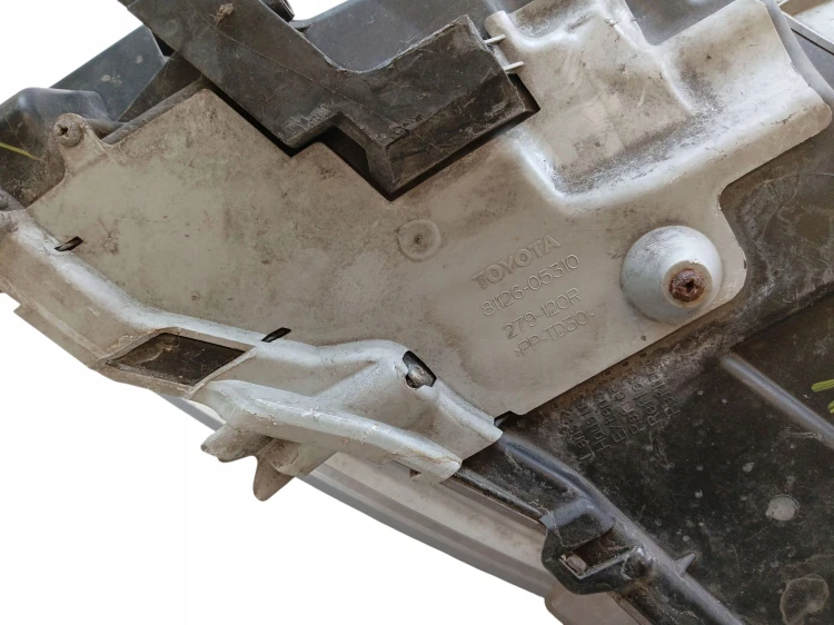 LAMPA PRAWY PRZÓD TOYOTA AVENSIS T27 (2009-2011) 2.0 D4D 126KM 81126-05310