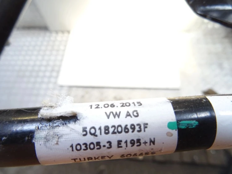 PRZEWÓD WODY VOLKSWAGEN PASSAT B8 5Q1820693F