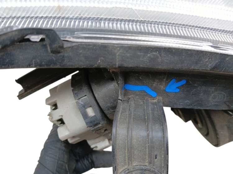 LAMPA LEWY PRZÓD TOYOTA VERSO (2009-2013) 2.0 D4D 126KM
