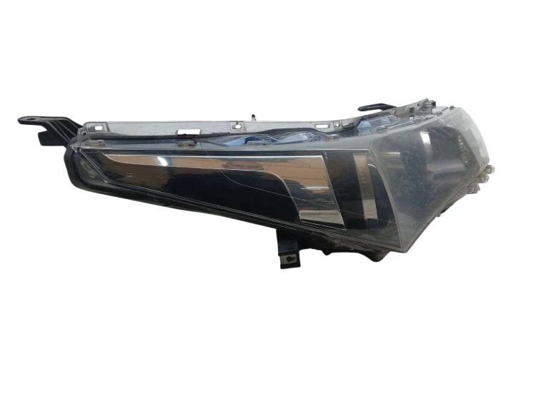 LAMPA PRAWY PRZÓD TOYOTA COROLLA E18 (2013-2016) 1.6 VALVEMATIC 132KM 81110