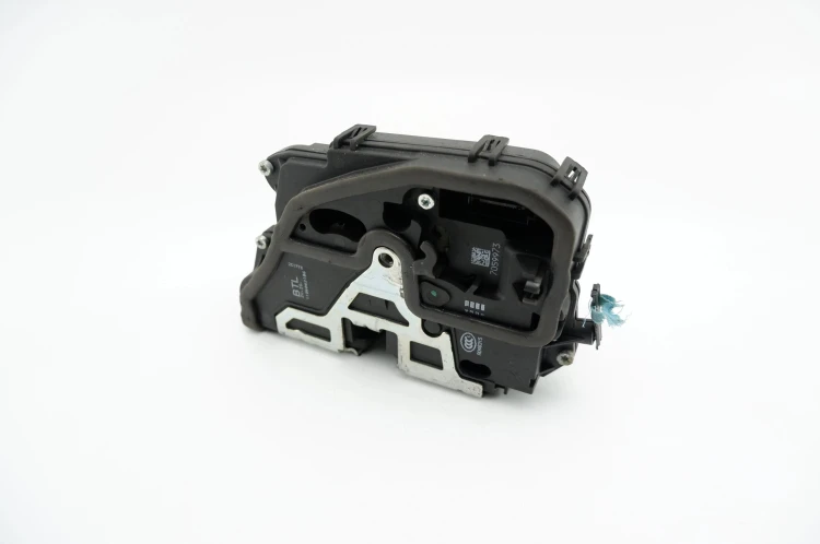 ZAMEK DRZWI LEWY PRZÓD BMW E90 LIFT (2008-2011) 2.0 D 2C1778
