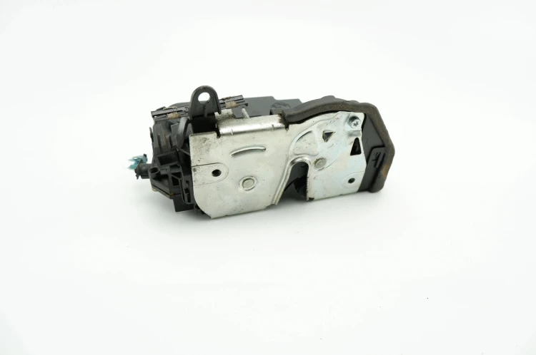ZAMEK DRZWI LEWY PRZÓD BMW E90 LIFT (2008-2011) 2.0 D 2C1778