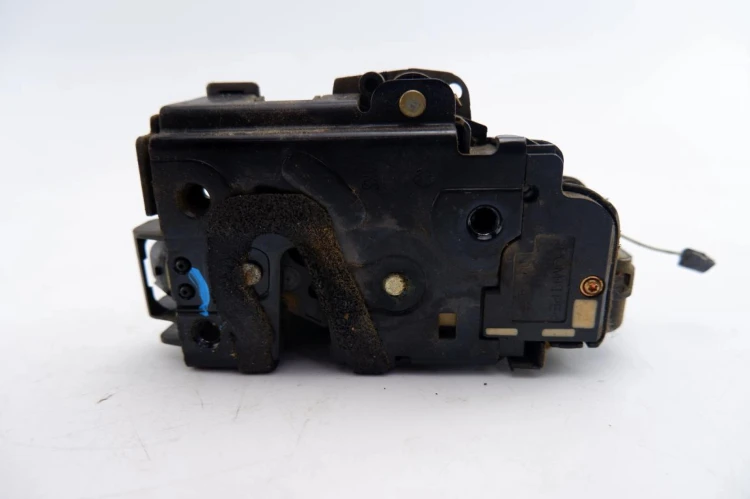 ZAMEK DRZWI LEWY PRZÓD VOLKSWAGEN POLO IV 1.2 3B1837015