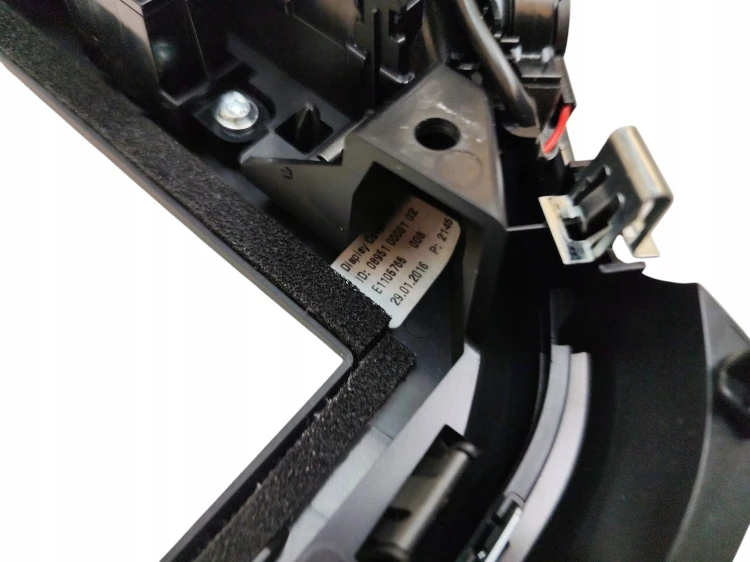 RAMKA WYŚWIETLACZA DEKOR KRATKI MASERATI GHIBLI III 6700190600 08951000102
