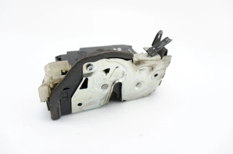 ZAMEK DRZWI PRAWY PRZÓD BMW E90 LIFT (2008-2011) 2.0 D 2C1777