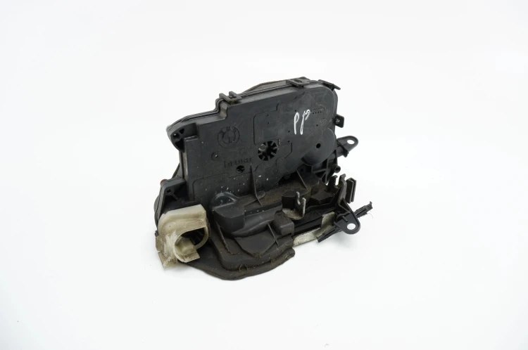 ZAMEK DRZWI PRAWY PRZÓD BMW E90 LIFT (2008-2011) 2.0 D 2C1777