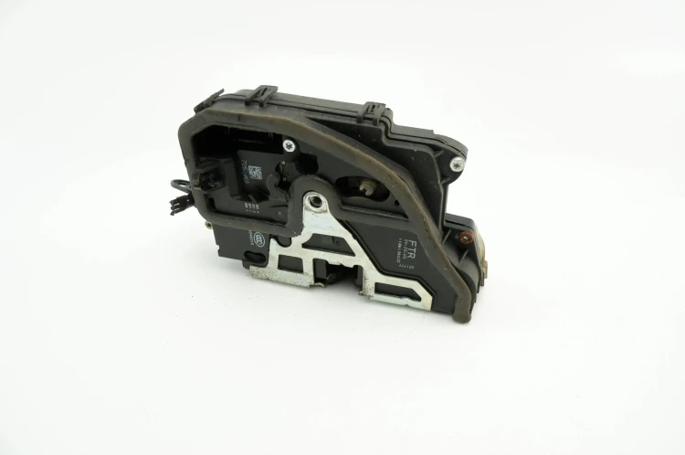 ZAMEK DRZWI PRAWY PRZÓD BMW E90 LIFT (2008-2011) 2.0 D 2C1777