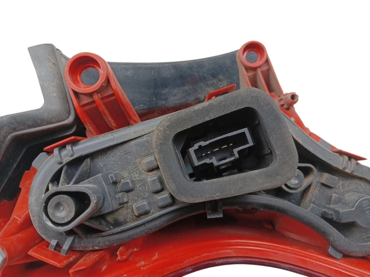 LAMPA PRAWY TYŁ PEUGEOT 3008 I (2009-2013) 1.6 e-HDI 112KM