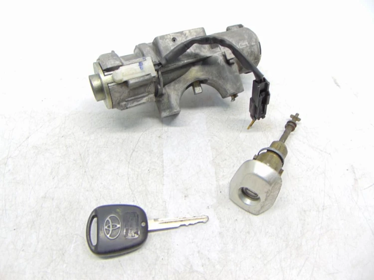 STACYJKA TOYOTA AVENSIS T25 2.0 D4D 45020-05-04