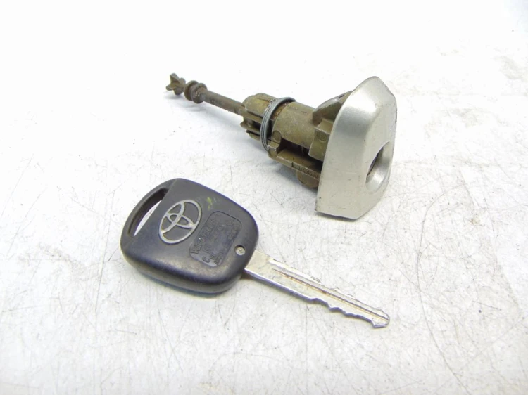STACYJKA TOYOTA AVENSIS T25 2.0 D4D 45020-05-04