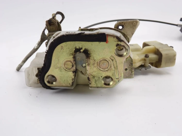 ZAMEK DRZWI PRAWY PRZÓD TOYOTA YARIS I (1999-2005) 1.0 16V