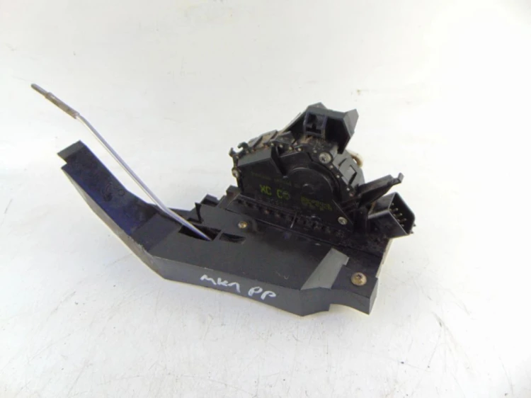 ZAMEK DRZWI PRAWY PRZÓD FORD FOCUS MK1 1.8 TDCI