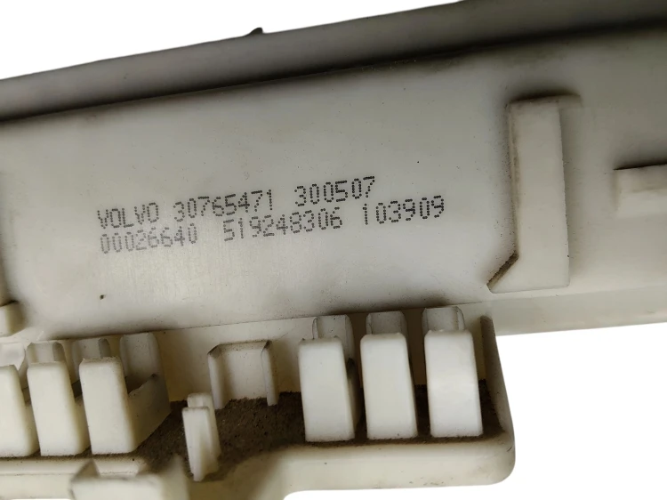 SKRZYNKA BEZPIECZNIKÓW BSI VOLVO V50 LIFT (2007-2012) 1.6 D 109KM 30765471