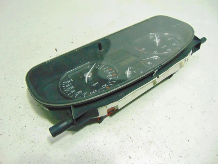LICZNIK RENAULT LAGUNA II (2001-2005) 1.9 DCI 820013775