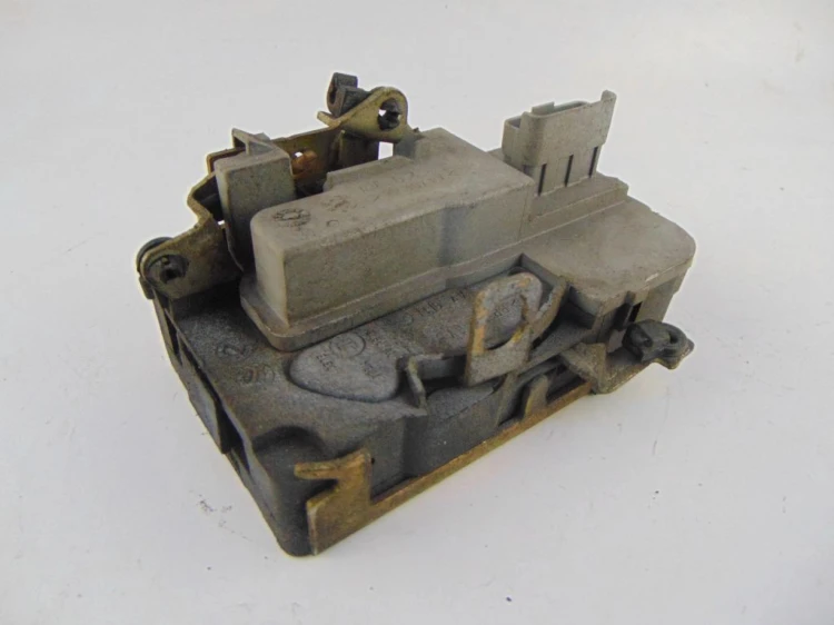 ZAMEK DRZWI LEWY PRZÓD PEUGEOT 206 (1998-2002) 1.4 8V