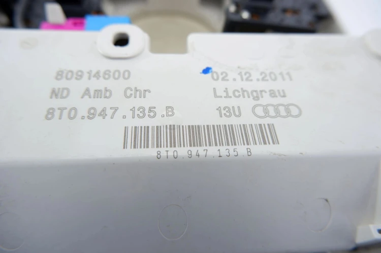 LAMPKA PODSUFITKI SCHOWEK AUDI Q5 (2008-2016) 8K0951177