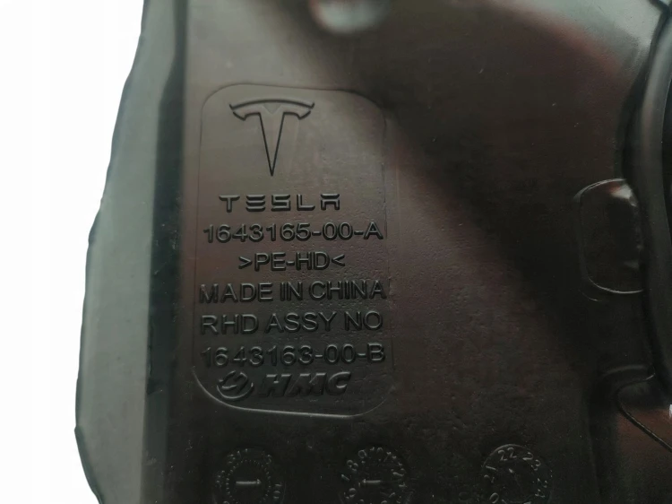 ZBIORNICZEK SPRYSKIWACZY TESLA MODEL 3 LIFT (2020-2023) 60kWh 283KM 1643163