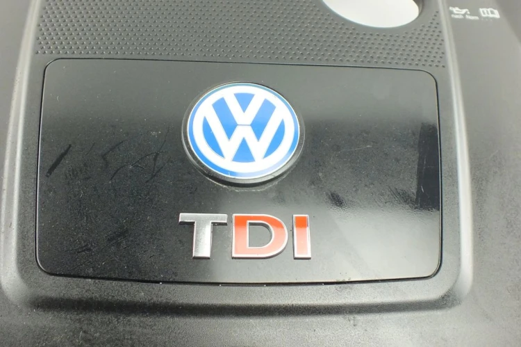 OSŁONA POKRYWA SILNIKA VOLKSWAGEN GOLF IV 1.9 TDI 038103925