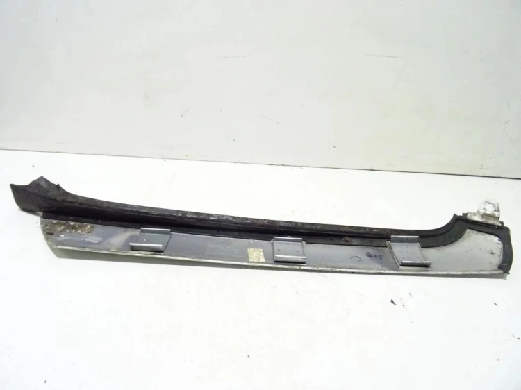 LISTWA OSŁONA SŁUPKA PRAWA CHRYSLER CROSSFIRE (2003-2007)