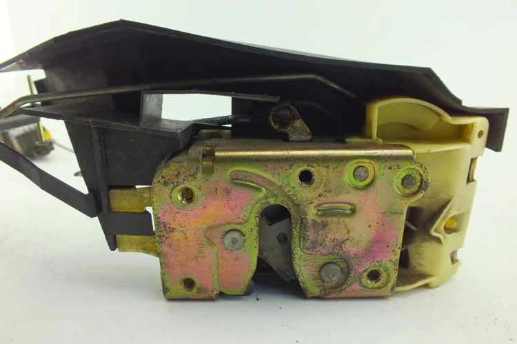 ZAMEK DRZWI PRAWY PRZÓD FORD FOCUS MK1 1.8 TDCI