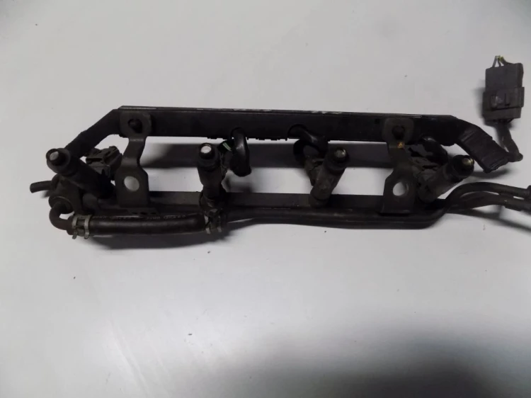 LISTWA WTRYSKOWA MAZDA 323F (1994-1998)