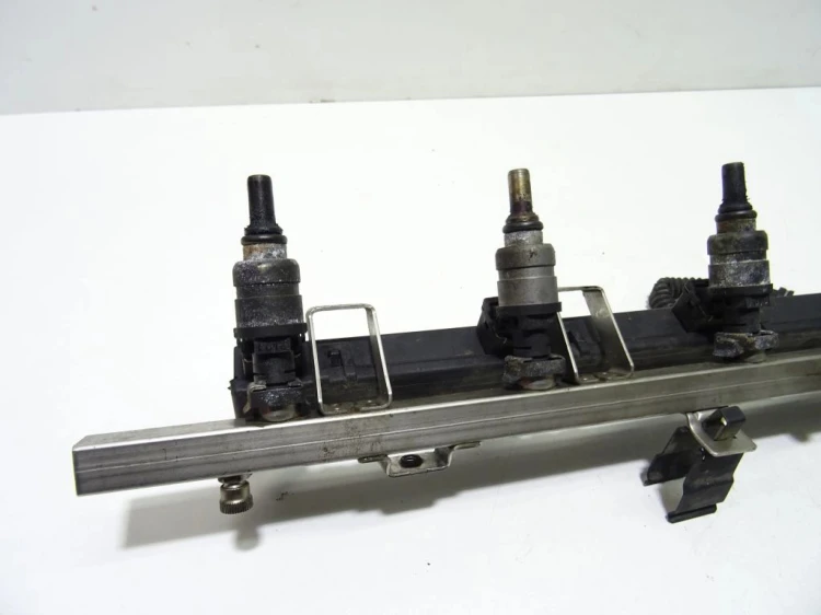 LISTWA WTRYSKOWA BMW E46 143894902