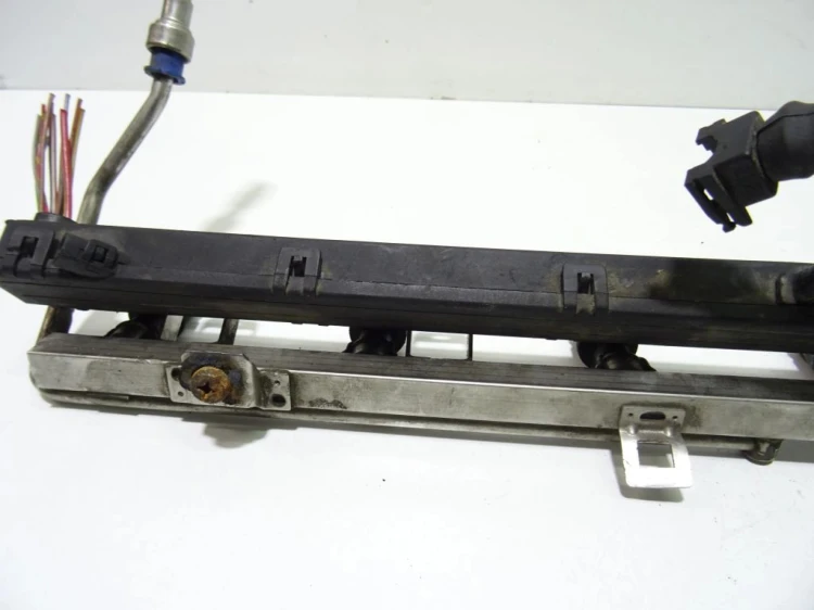 LISTWA WTRYSKOWA BMW E46 143894902