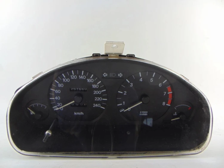 LICZNIK MITSUBISHI CARISMA 1,6 16v MR114265