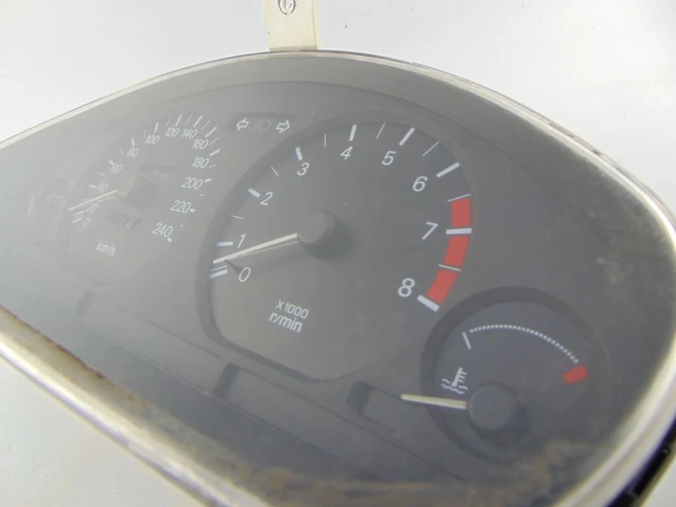 LICZNIK MITSUBISHI CARISMA 1,6 16v MR114265
