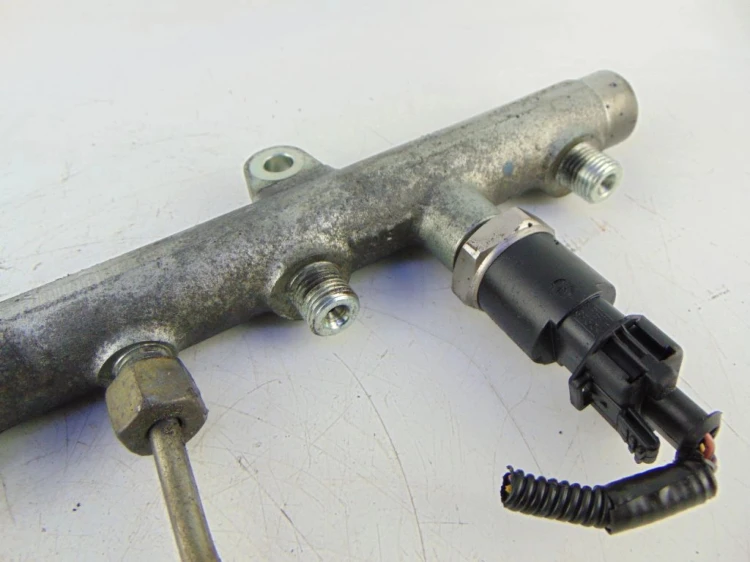 LISTWA WTRYSKOWA VOLVO V40 I (1995-2004) 0445214024