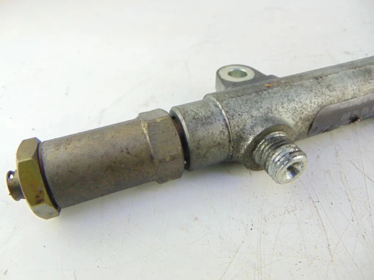 LISTWA WTRYSKOWA VOLVO V40 I (1995-2004) 0445214024
