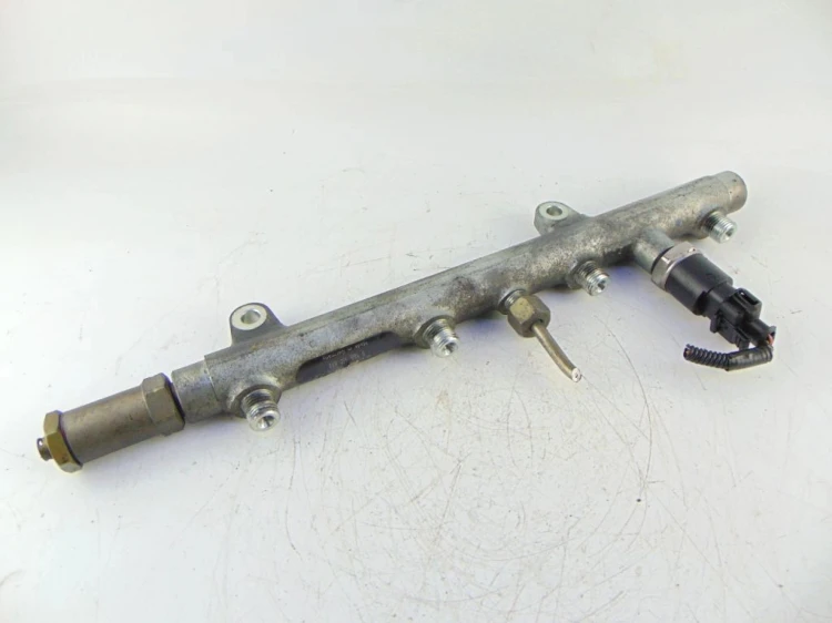 LISTWA WTRYSKOWA VOLVO V40 I (1995-2004) 0445214024