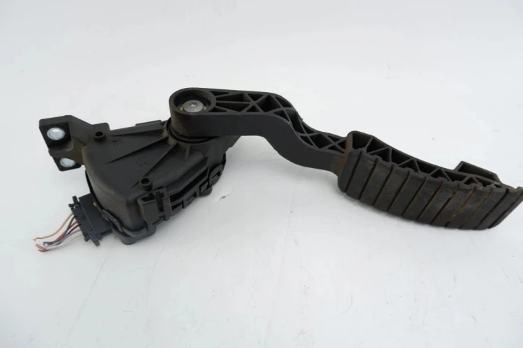 PEDAŁ GAZU POTENCJOMETR RENAULT LAGUNA II (2001-2005) 1.8 16V 8200003392