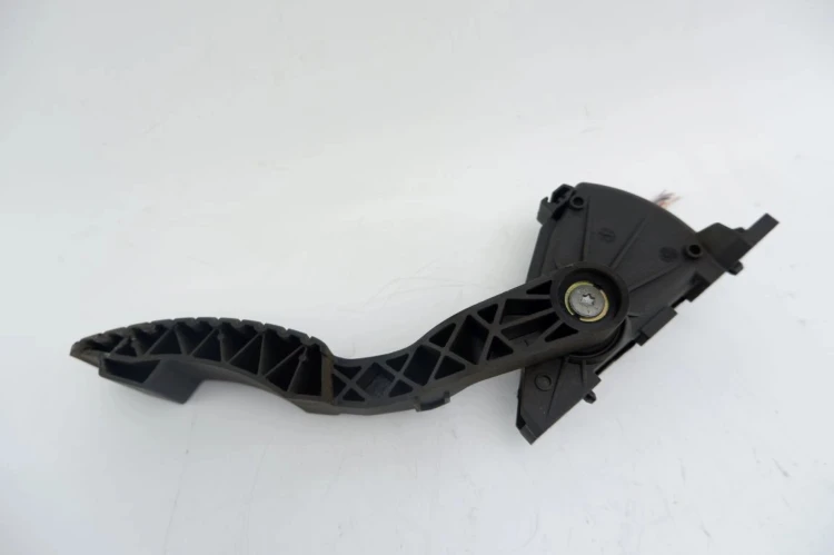 PEDAŁ GAZU POTENCJOMETR RENAULT LAGUNA II (2001-2005) 1.8 16V 8200003392