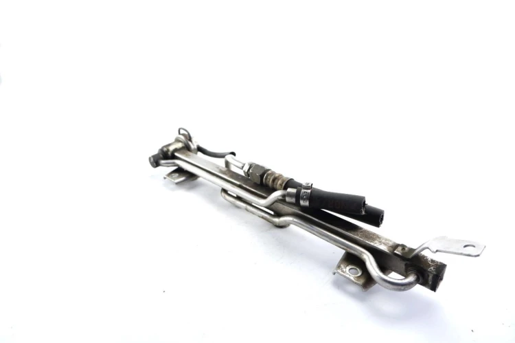 LISTWA WTRYSKOWA AUDI A4 B5 (1994 – 2001) 1,6 8v 050133681