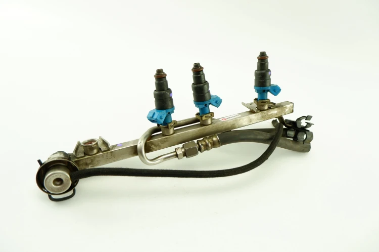 LISTWA WTRYSKOWA AUDI A4 B5 (1994-1999) 1.6 8V 101KM 050133681A