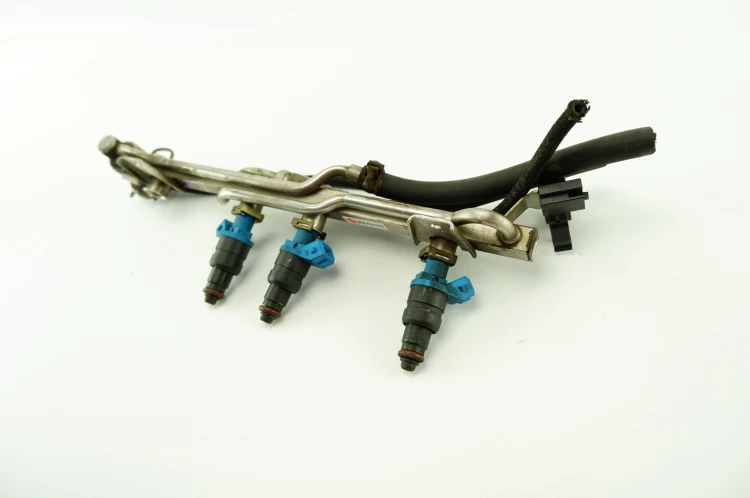 LISTWA WTRYSKOWA AUDI A4 B5 (1994-1999) 1.6 8V 101KM 050133681A