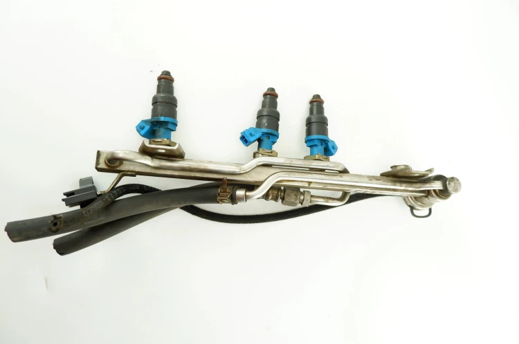 LISTWA WTRYSKOWA AUDI A4 B5 (1994-1999) 1.6 8V 101KM 050133681A