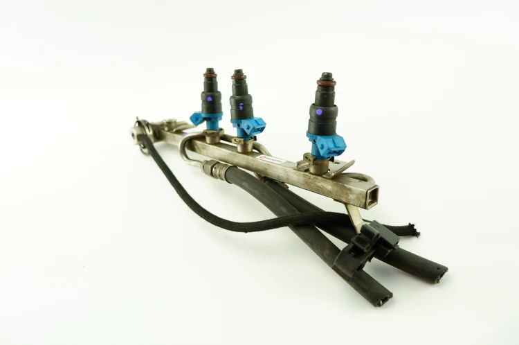 LISTWA WTRYSKOWA AUDI A4 B5 (1994-1999) 1.6 8V 101KM 050133681A