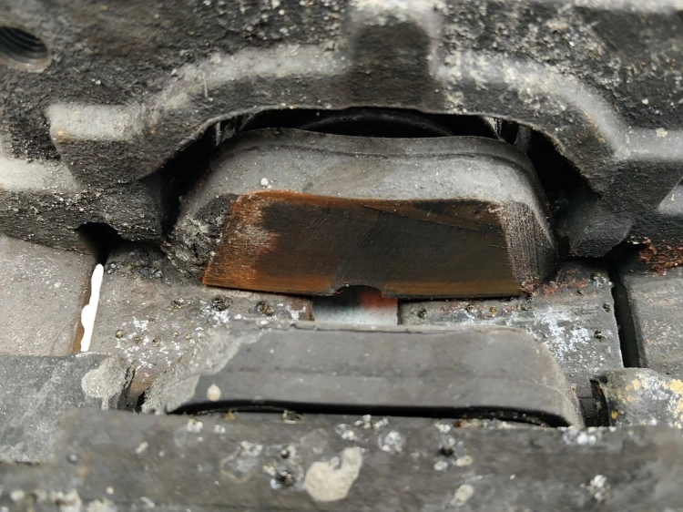 ZACISK HAMULCOWY PRAWY PRZÓD BMW F11 (2010-2013) 3.0 D 204KM