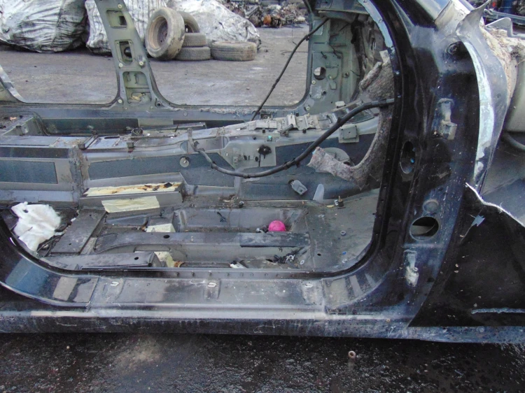 PRÓG PRAWY SŁUPEK ŚRODKOWY MASERATI QUATTROPORTE V (2004-2012)