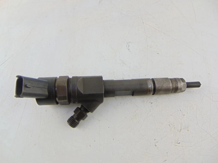 WTRYSKIWACZ RENAULT MEGANE III (2008-2013) 1.9 DCI 0445110328 BOSCH