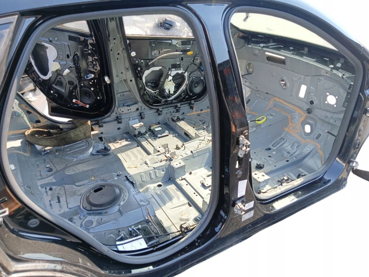 PRÓG PRAWY SŁUPEK B ŚRODKOWY RENAULT CAPTUR II LAK: TEGNE (19-24)