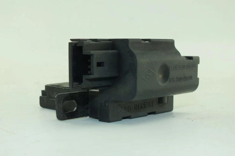 ZAMEK KLAPY BAGAŻNIKA RENAULT SCENIC I LIFT (1999-2003) 8200000894