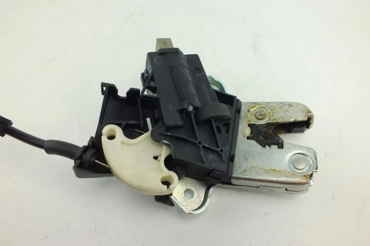 ZAMEK KLAPY BAGAŻNIKA AUDI A6 C6 2.0 TDI 4F5327505