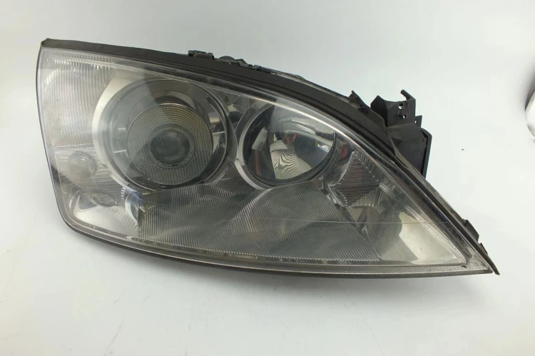 LAMPA PRAWY PRZÓD FORD MONDEO MK3 (2001-2007)