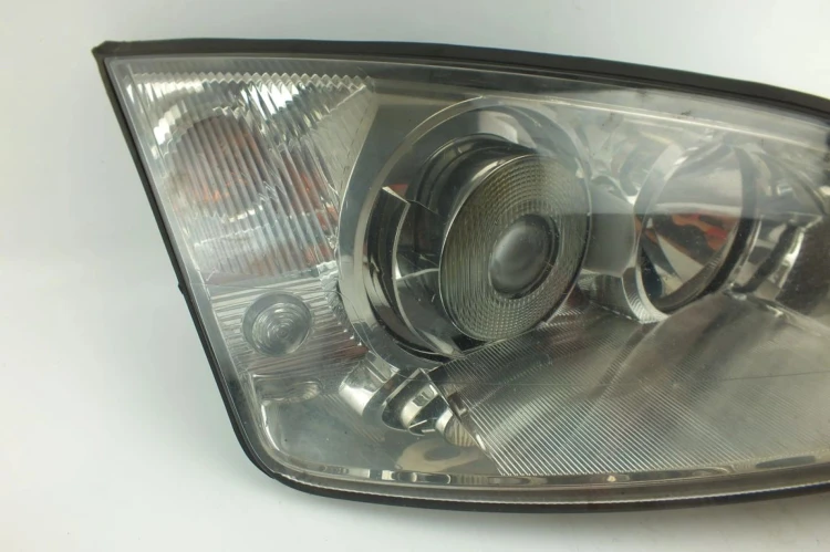 LAMPA PRAWY PRZÓD FORD MONDEO MK3 (2001-2007)