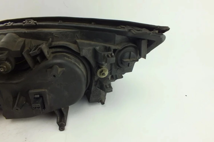 LAMPA PRAWY PRZÓD FORD MONDEO MK3 (2001-2007)