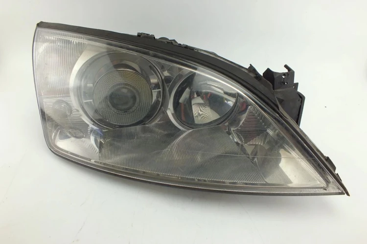 LAMPA PRAWY PRZÓD FORD MONDEO MK3 (2001-2007)