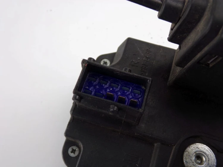 ZAMEK DRZWI PRAWY PRZÓD OPEL CORSA C 1.0 12V